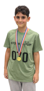 blije-kind-met-medaille-02