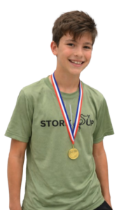 blije-kind-met-medaille